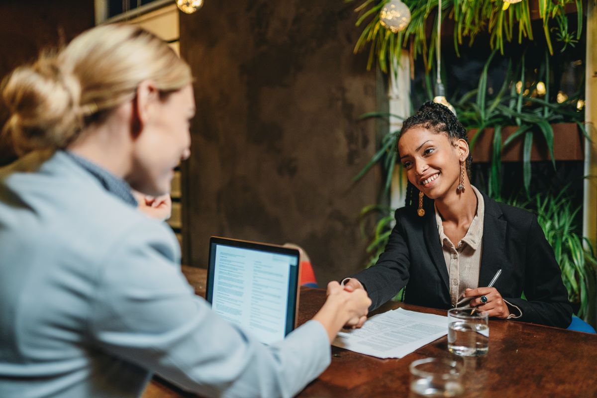 Customer-service-vs.-customer-support-whats-the-difference
